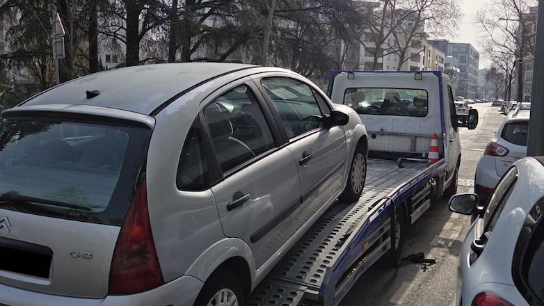 Pourquoi faire appel à un épaviste agréé VHU à Lyon, Villeurbanne, Vénissieux et leurs environs ?